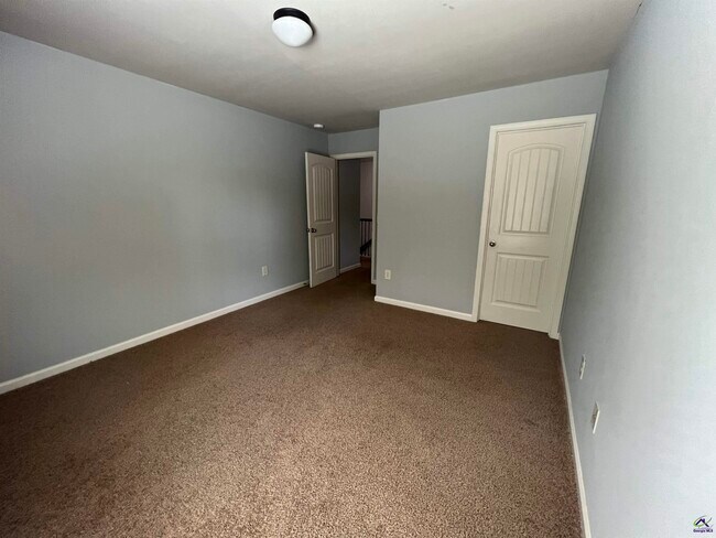 Building Photo - 204 Arden Dr