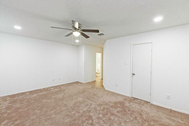 Building Photo - 2508 Clear Brook Dr