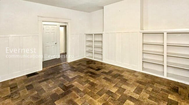 Building Photo - 4 Bed, 2 Bath Home with Fenced Yard / Vouchers Accepted