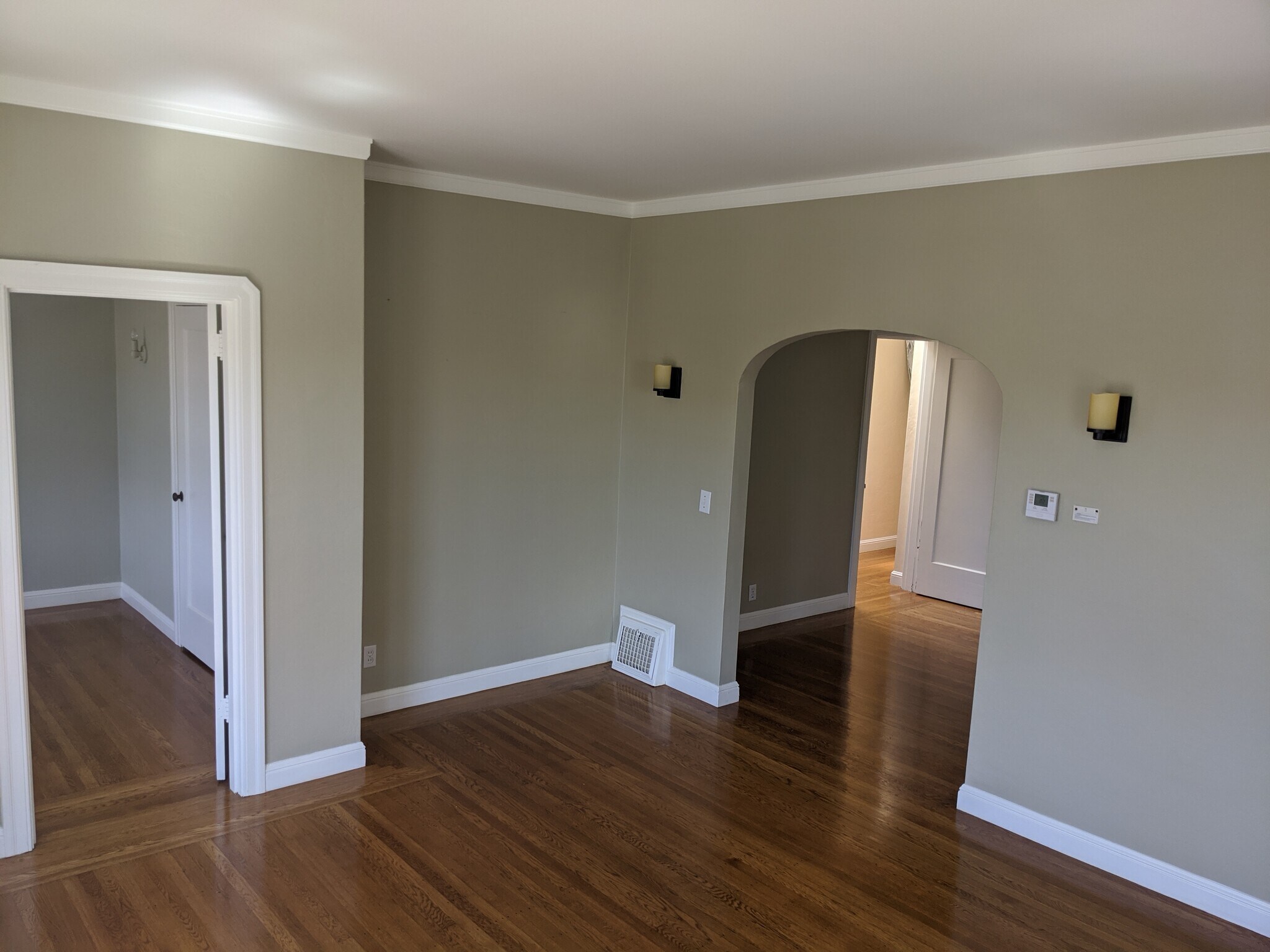 Living room to entry and 2nd bedroom - 422 Capitol St