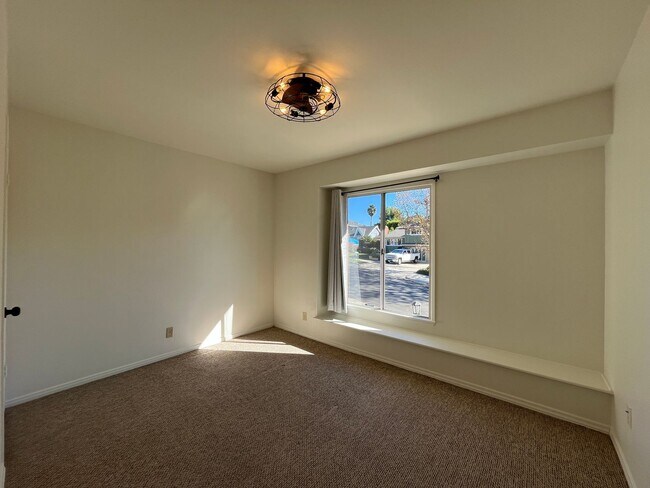 Building Photo - MOUNTAIN VIEWS!! Newbury Park 4+2.5 w/family rm, 2 fireplaces, cul-de-sac!