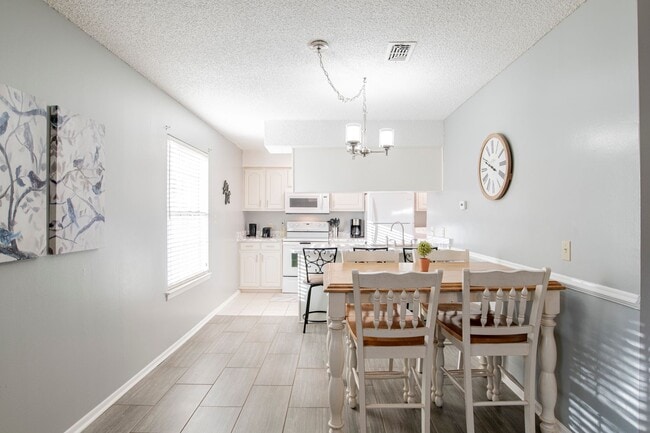 Building Photo - 2 Bed/1 Bath Condo with In-Ground Pool