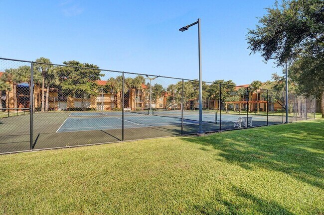 Building Photo - Updated 2 Bed, 2 Bath 1st Floor Condo with Garden Views in Lakes of Jacaranda, Plantation