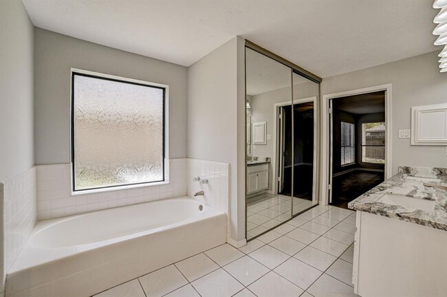 Building Photo - 3310 Meadway Dr