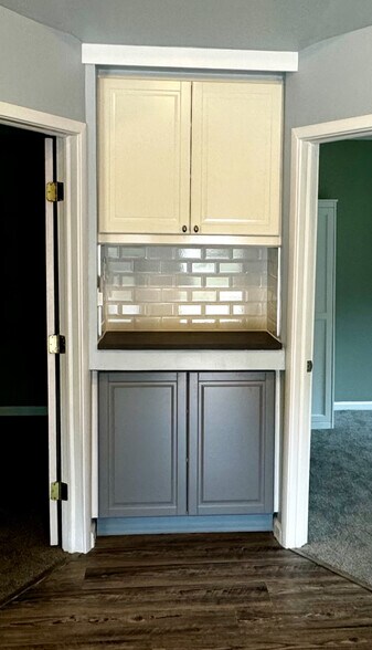 Storage and Coffee Bar - 21560 Quaker Rd