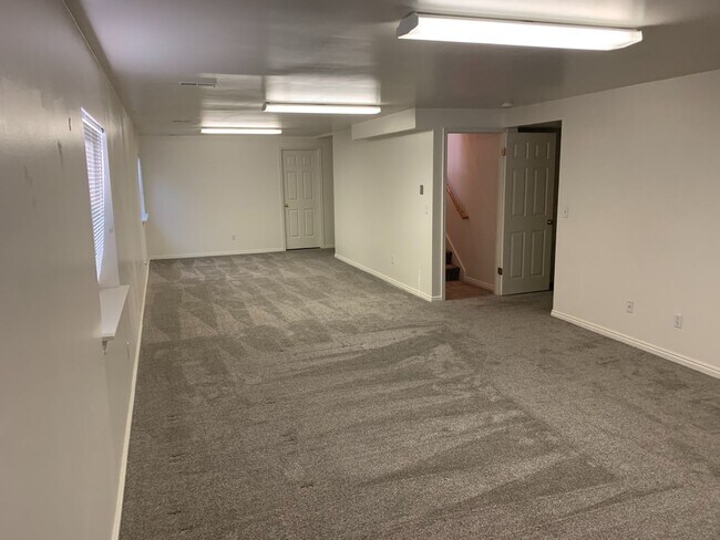 Building Photo - Lovely twinhome for rent.