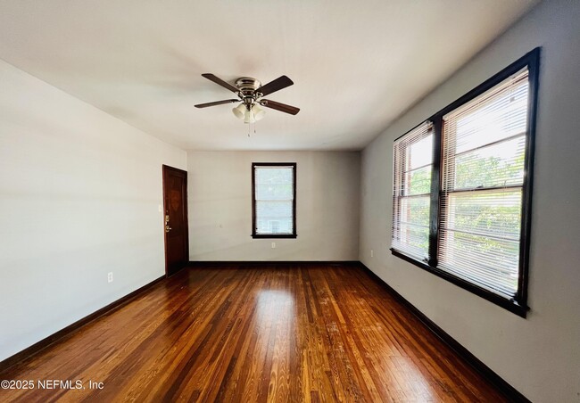 Building Photo - 2569 Myra St