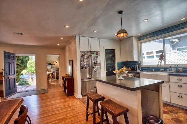 Building Photo - Beautiful 3 BD, 2 BA Home in Bird Rock fea...