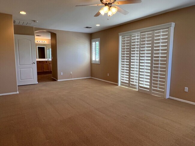 Building Photo - 5 Bed 4 Bath Beautiful Gilbert Home - Gated Community On Golf Course