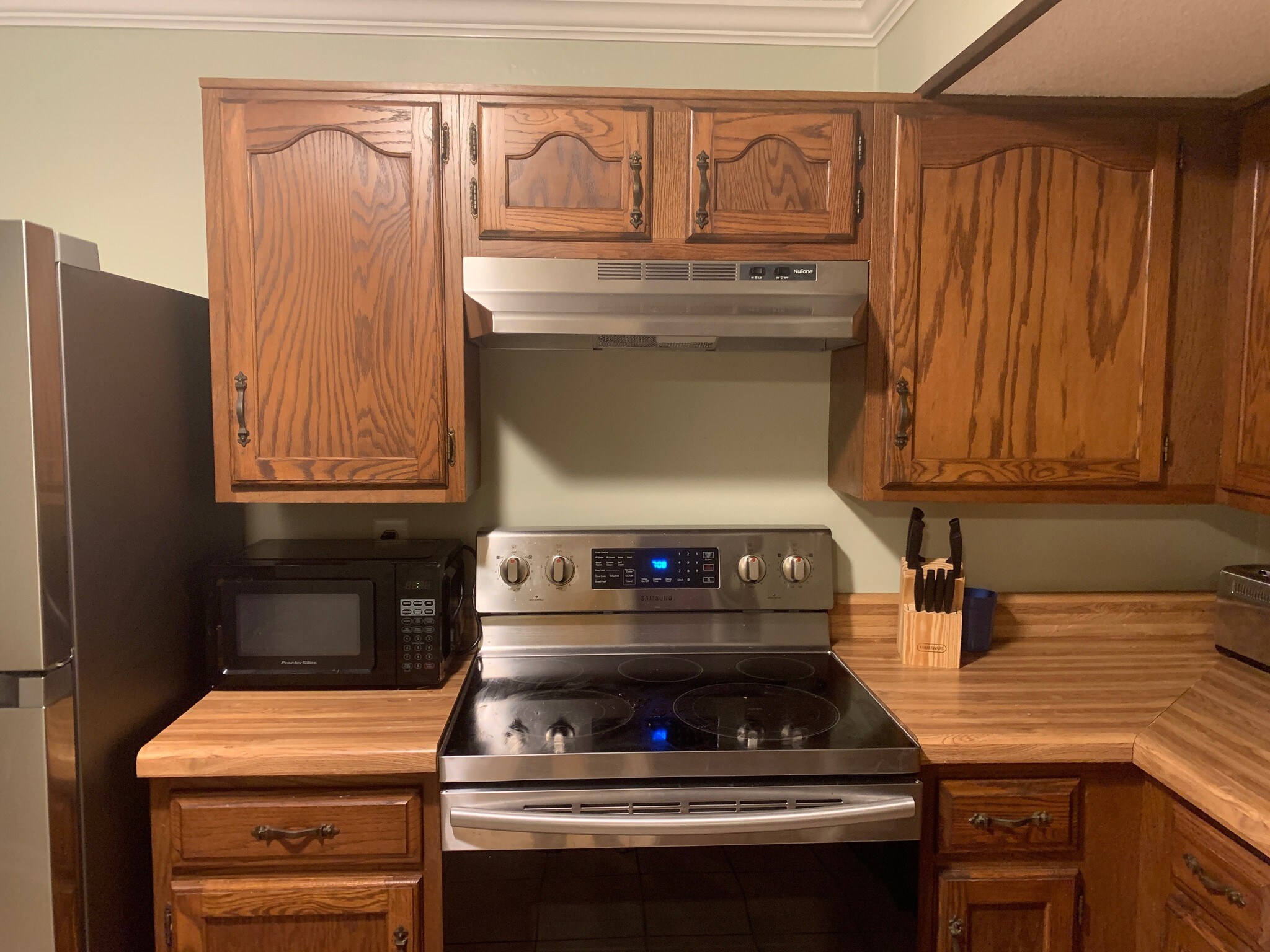 Kitchen Stove and Microwave - 4105 Iver Johnson Dr