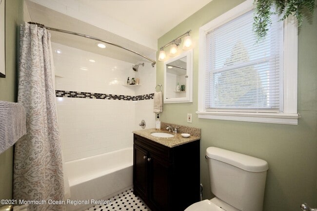 Building Photo - 16 Oldfield Pl