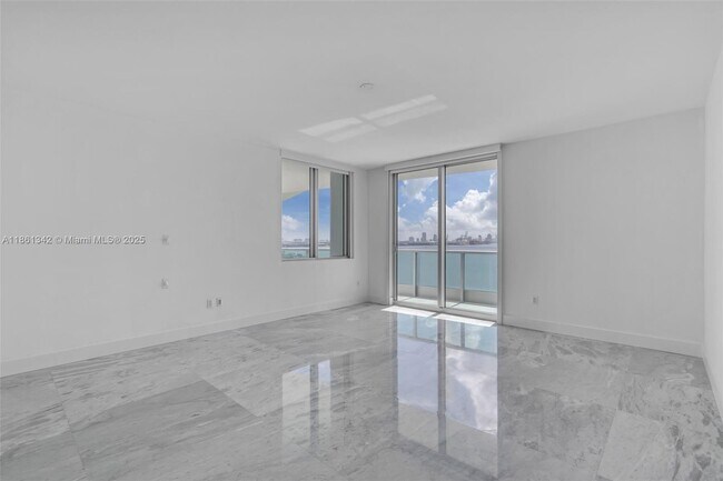 Building Photo - 1331 Brickell Bay Dr