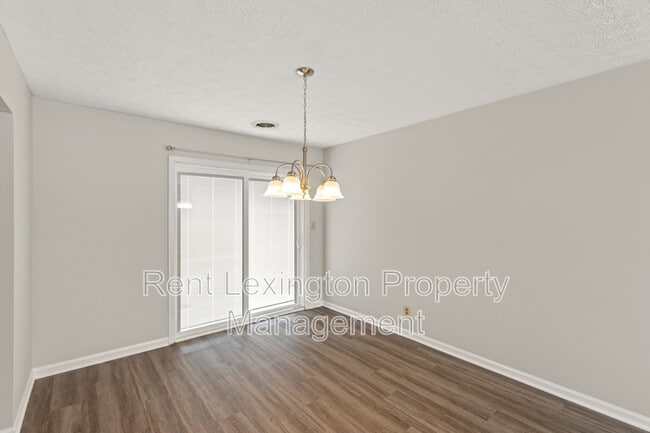 Building Photo - 315 S Eagle Creek Dr