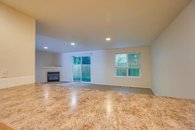 Building Photo - THREE BEDROOM TOWNHOME WITH GARAGE ACROSS FROM SHOPPING AND DINING