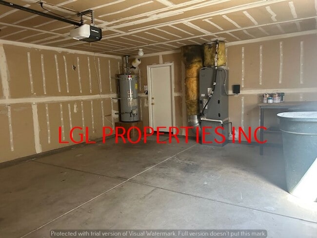 Building Photo - Very Nice Roseville 3 Bedroom 2 Bath Home