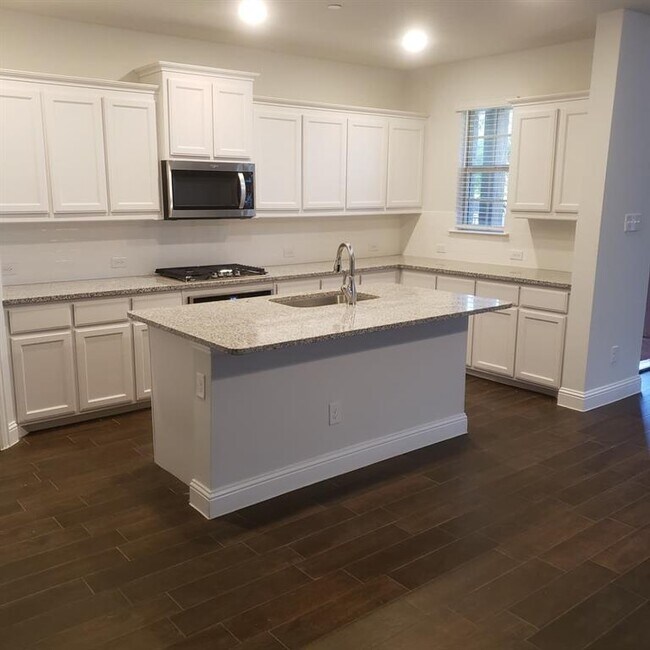 Building Photo - 6852 Meadow Crest Dr