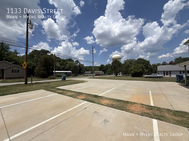 Building Photo - 1133 Davis St
