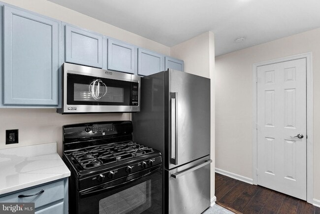 Building Photo - 673 Constellation Square SE