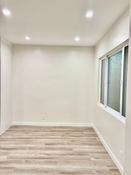 Building Photo - 2488 Beachwood Dr
