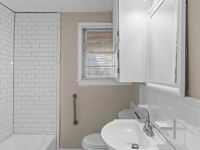 Building Photo - 1439 Belwood St