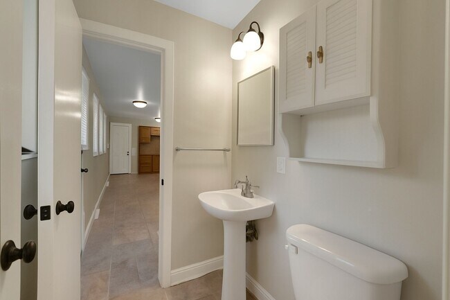 Building Photo - Comfortable 3-bedroom ranch in established...
