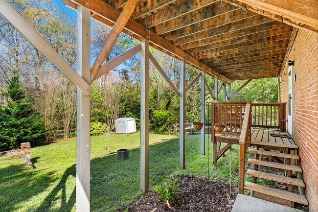 Building Photo - Beautiful apartment less than 1 mile from Brightleaf Square! Utilities Included!