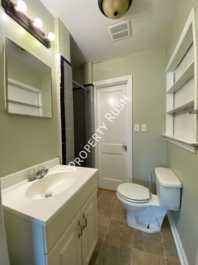 Building Photo - 1503 Pin Oak Dr
