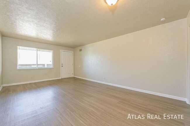 Building Photo - Nice 3 Bedroom ready for you to move in! W...