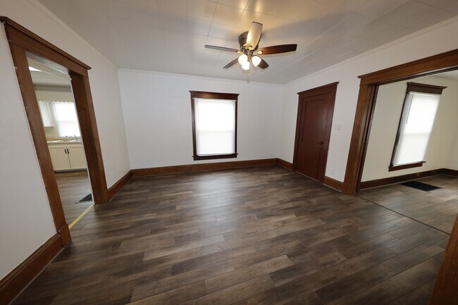 Building Photo - 521 Dewey Ave