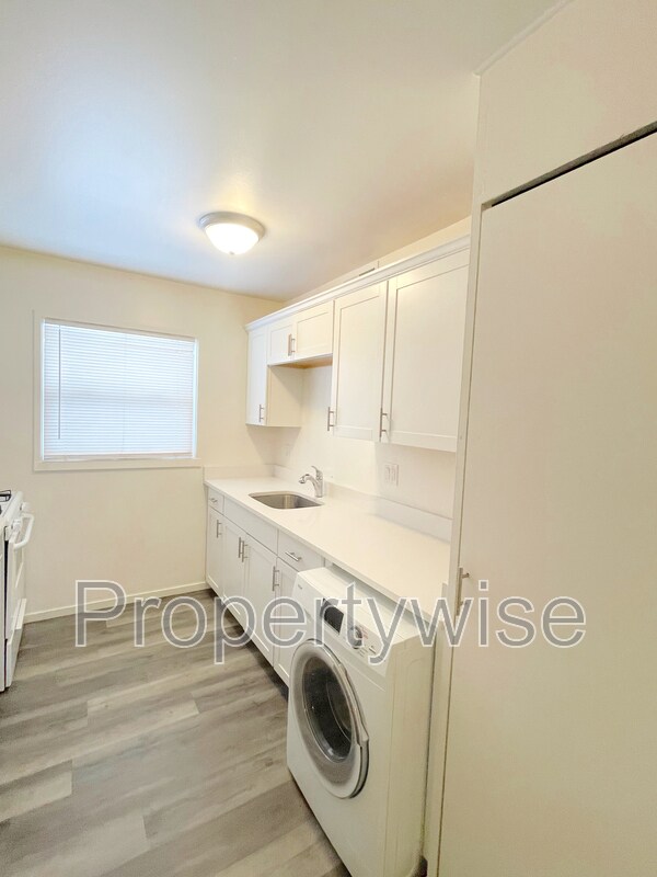 Building Photo - 1094 W 1520 N