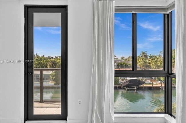 Building Photo - 9800 W Bay Harbor Dr