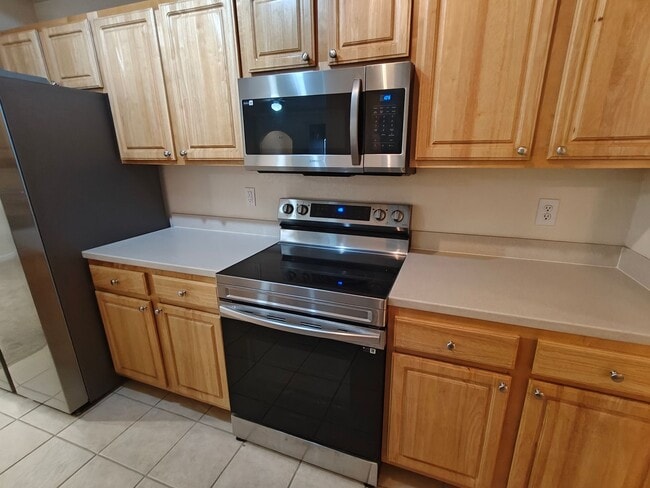 Building Photo - Beautiful 3 Bedroom, 2 Bathroom Townhome with Garage – Pet Friendly!