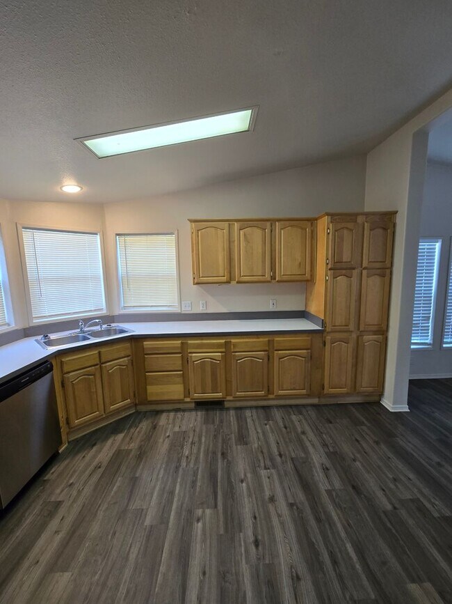 Building Photo - Pet Friendly 3bed : 2bath home w/ Garage &...