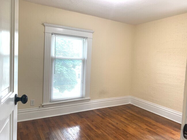 Building Photo - Large 4 Bedroom home!