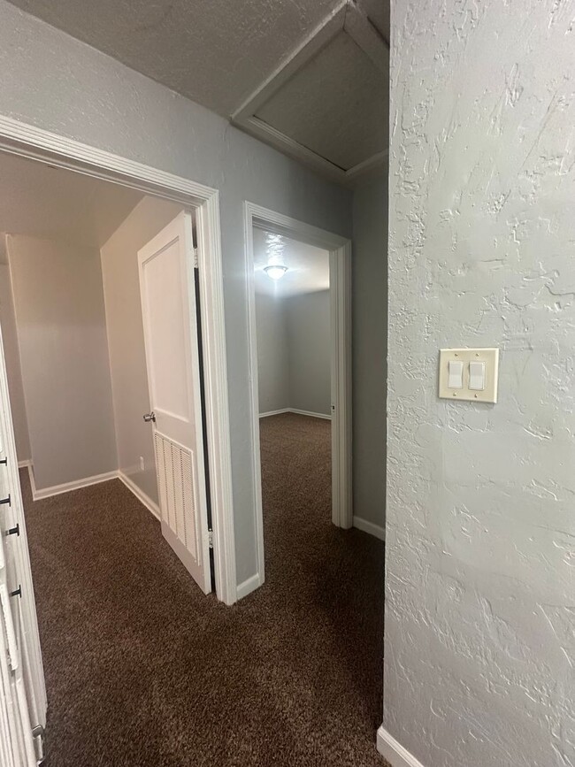 Building Photo - 2 Bed, 1 Bath, 1 Car Garage