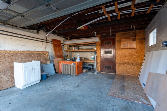 Building Photo - Spacious 1-Bedroom Apartment with Parking & Shared Yard - Midtown Kingston