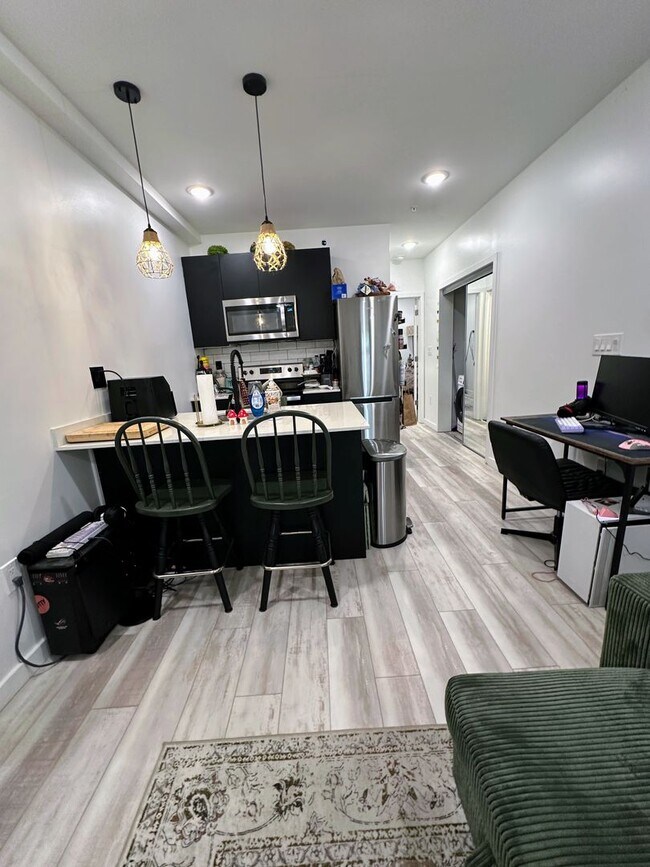 Building Photo - Private fenced yard! Modern, stylish & fully updated apartment!