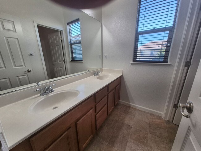 Building Photo - Spacious Four Bedroom, Three Bath Home in ...