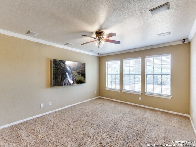 Building Photo - 4bed 2.5 bath