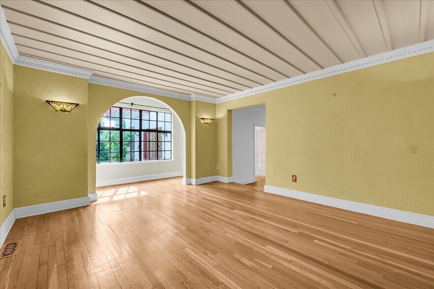 Building Photo - 455 Linden Rd