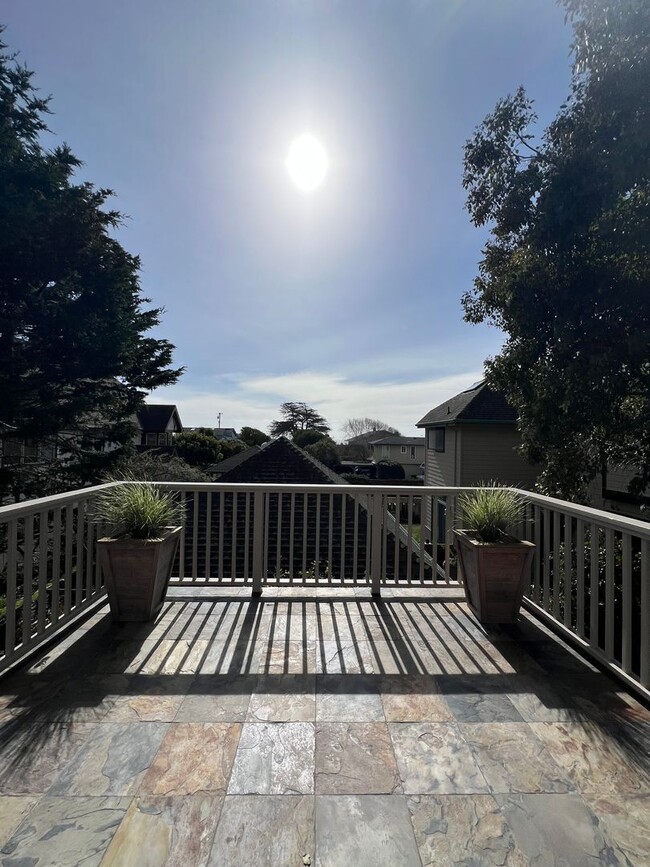 Building Photo - Ocean View Luxury Home