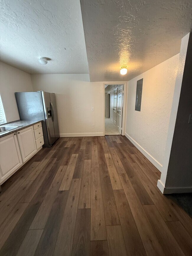 Building Photo - Dual-Living 6-Bed Rambler | 2 Kitchens & 2 Laundry Rooms!