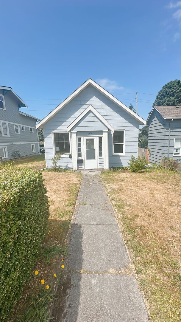 Building Photo - Classic 5bdrm/1.5 bath High St house with ...