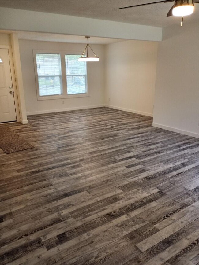 Building Photo - Fully Remodeled 3 Bed / 2 Bath Home with 2-Car Garage