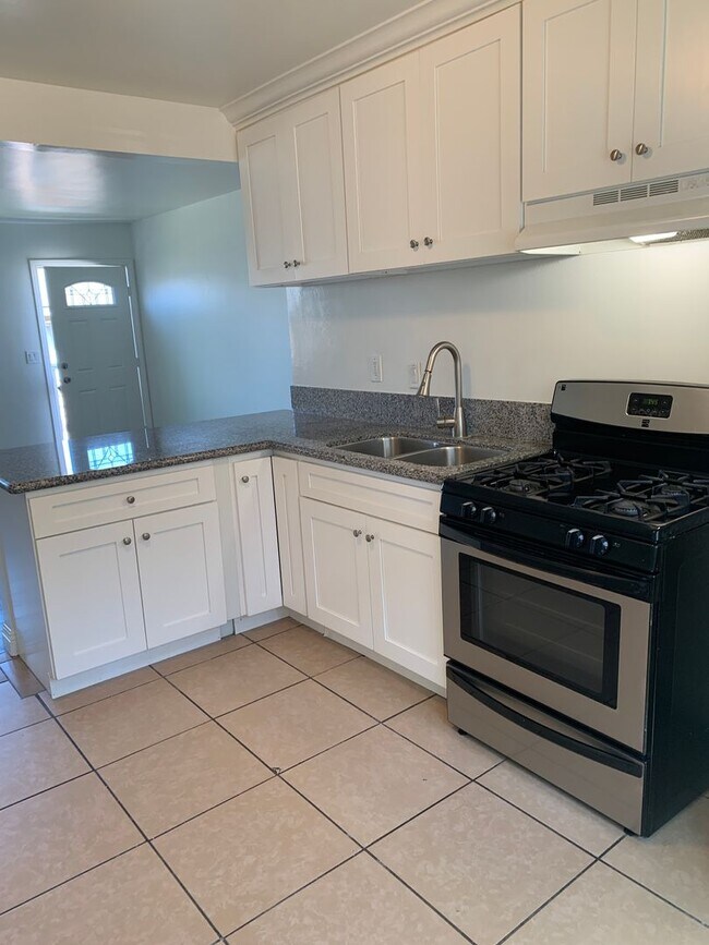 Building Photo - For Lease: 2 Bed / 1 Bath Upstairs Duplex – Ventura, CA