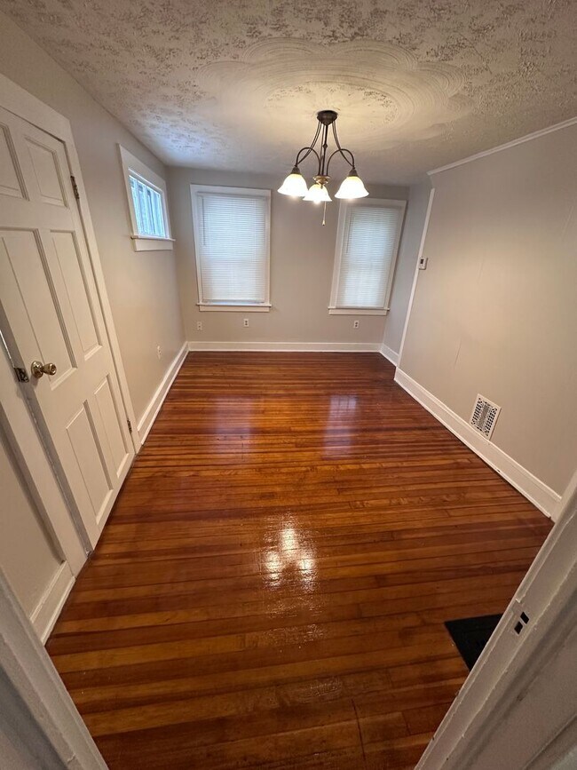 Building Photo - Apartment Available in Village of Liverpool