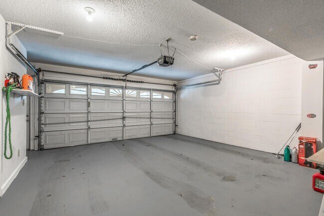 Building Photo - 2 Bedroom/2.5 Bath Spacious Condo in West ...