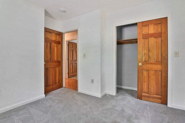 Building Photo - 76 Groton Rd