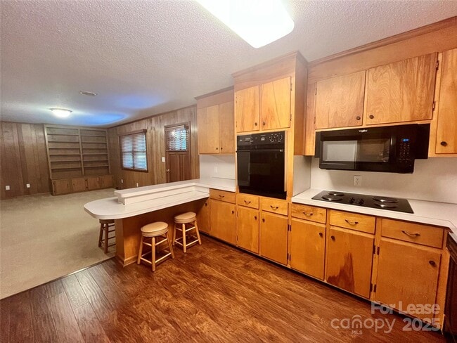 Building Photo - 294 Spicewood Cir