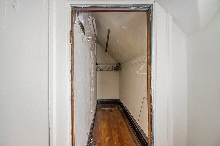 Building Photo - 927 S Division St